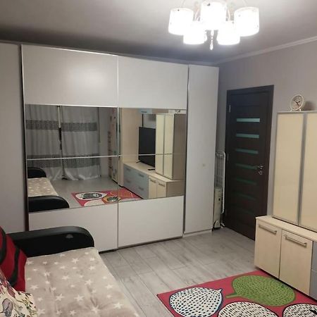 Private Room Near 3 Min Metrou Crangasi, 40 M2 Bucharest Luaran gambar